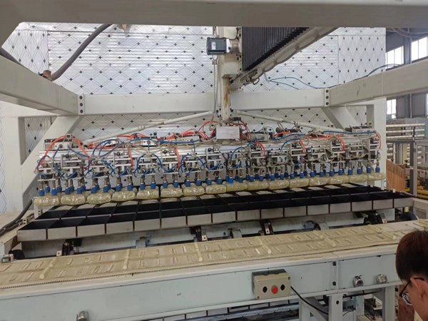 青岛赛邦生产的胶体码垛机器人图 胶体码垛机器人生产线的特点